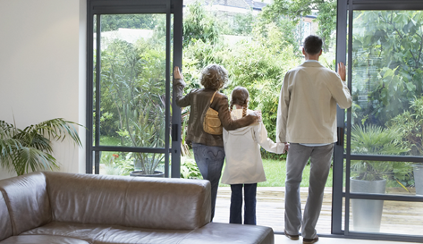 Eine Familie in ihrem Haus am Fenster